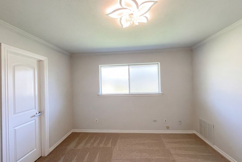 Photo 8 of 19 of 2800 N Surrey Dr, Carrollton, TX
