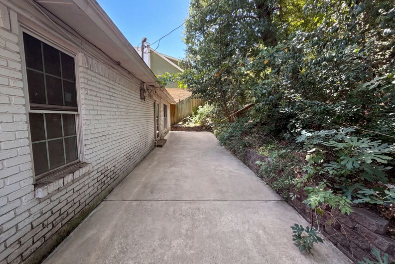 Photo 5 of 20 of 3969 Lost Creek Dr, Dallas, TX