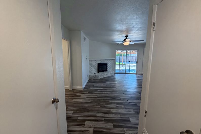 Photo 9 of 31 of 1422 Oakmont Dr, Roseville, CA