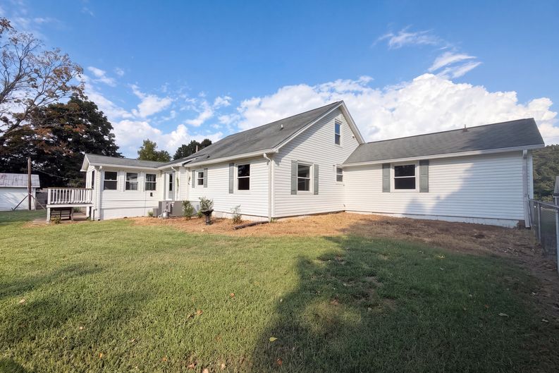 Photo 5 of 27 of 415 Hawkins Rd, Clarksville, TN