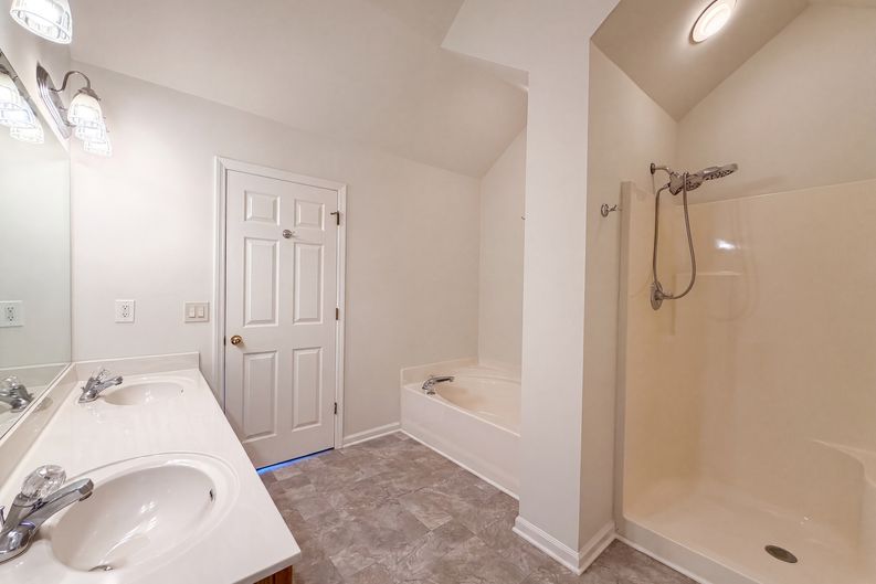 Photo 18 of 28 of 2120 Spring Lake Dr, Spring Hill, TN