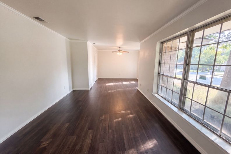 Photo 8 of 24 of 821 Glen Oaks Blvd, Dallas, TX