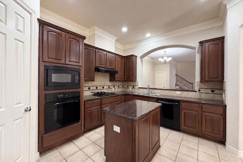 Photo 7 of 21 of 2942 Royal Oaks Crst, Houston, TX