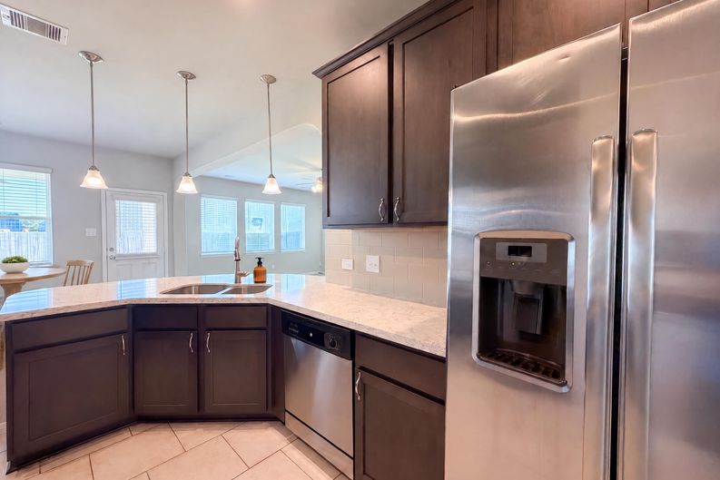 Photo 8 of 22 of 222 Ashley Way, Alvin, TX