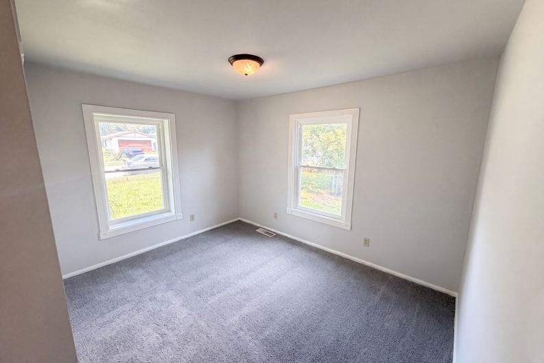Photo 11 of 18 of 3125 Midvale Dr, Indianapolis, IN