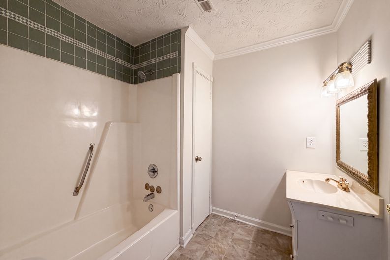 Photo 18 of 25 of 3808 Shane Ct, Ellenwood, GA