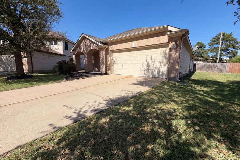 Photo 9 of 19 of 19822 Rippling Brook Ln, Tomball, TX