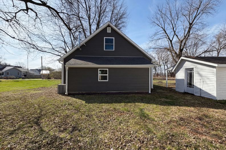 Photo 5 of 18 of 740 1/2 N Main St, Tipton, IN