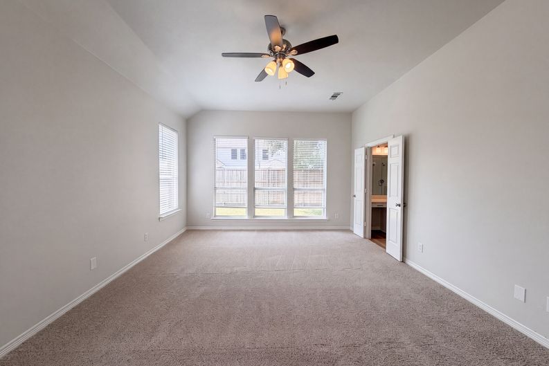 Photo 4 of 31 of 1221 Old Oak Trl, Flower Mound, TX
