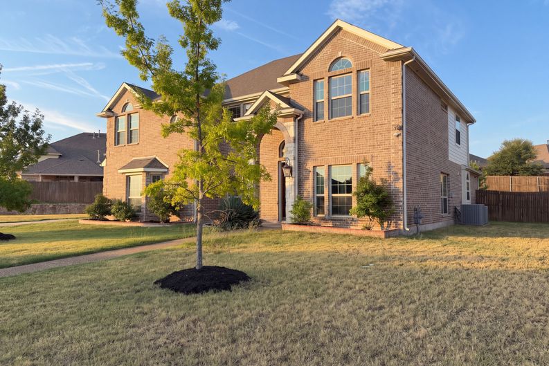 Photo 33 of 38 of 908 Heath Creek Dr, Desoto, TX