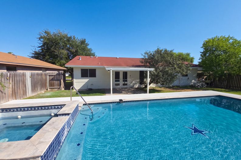 Photo 5 of 21 of 1817 Volga Dr, Corpus Christi, TX