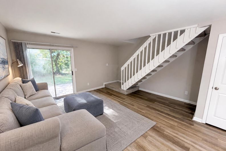 Photo 3 of 19 of 4037 Briarhill Dr, Charlotte, NC