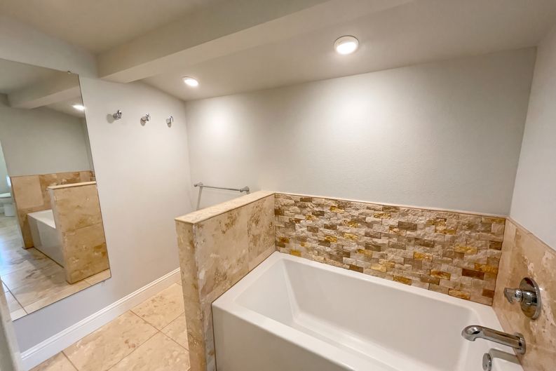 Photo 12 of 18 of 4106 Walnut Hill Ln, Dallas, TX