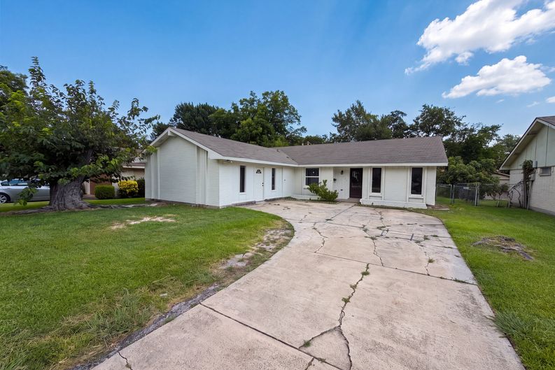 Photo 17 of 18 of 414 Meadowhill Dr, Garland, TX