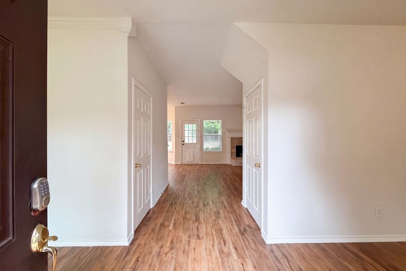 Photo 6 of 27 of 6218 Kingswood Dr, Arlington, TX
