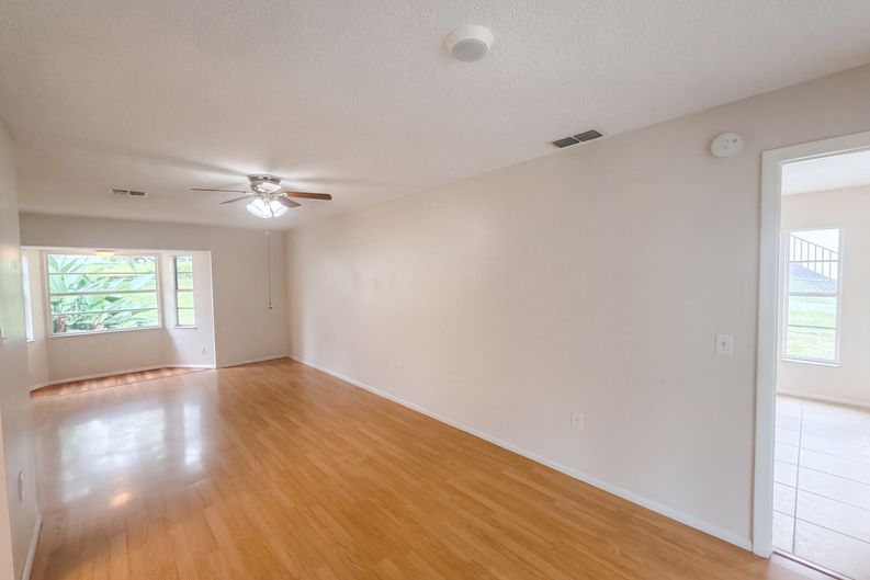 Photo 11 of 32 of 12054 Joe Herrmann Dr, San Antonio, FL