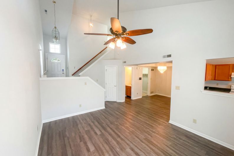 Photo 8 of 24 of 4925 Pembridge Dr, Indianapolis, IN