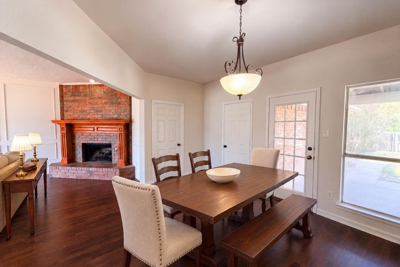 Photo 7 of 21 of 2405 Waterloo Ln, Mesquite, TX