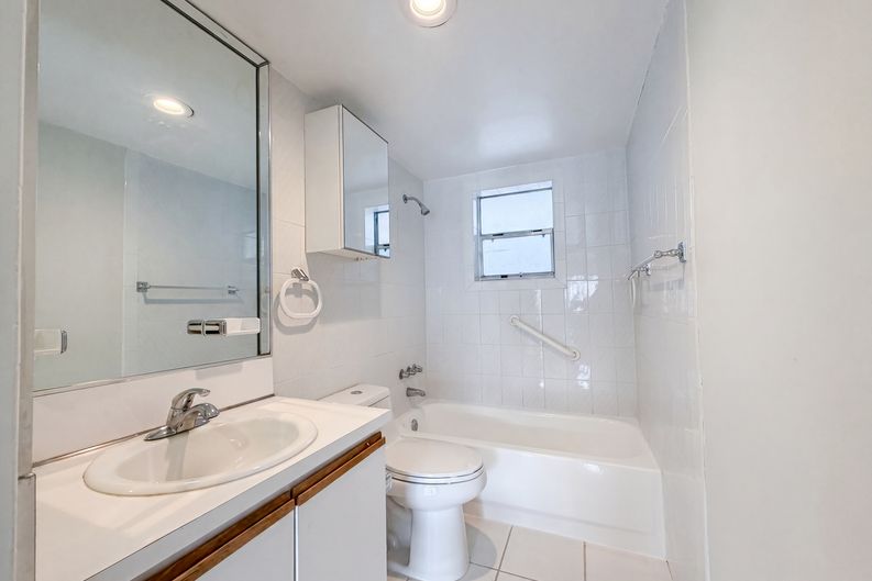 Photo 10 of 17 of 200 Galen Dr, Key Biscayne, FL