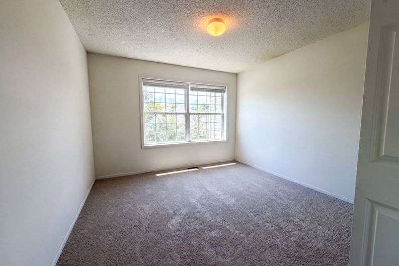 Photo 7 of 21 of 5221 Robin Ln, Farmington, MN
