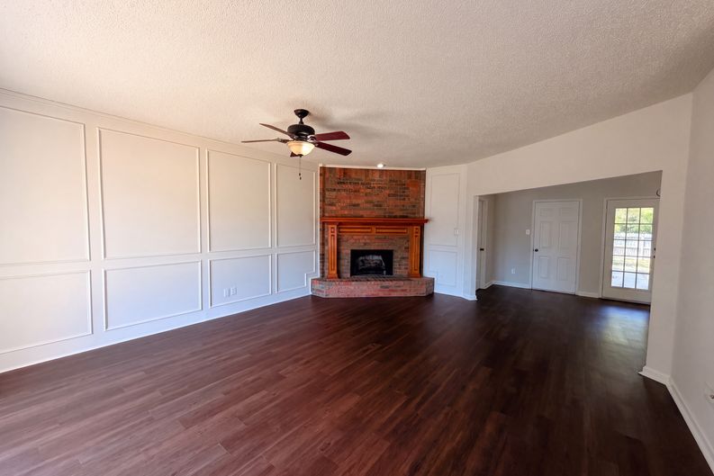 Photo 6 of 21 of 2405 Waterloo Ln, Mesquite, TX