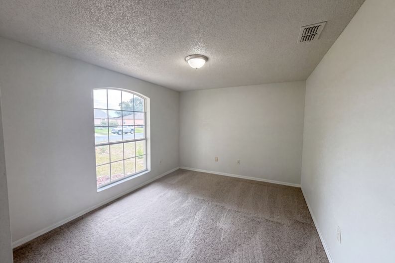 Photo 4 of 19 of 1038 Highland Crest Cir, Lake Wales, FL