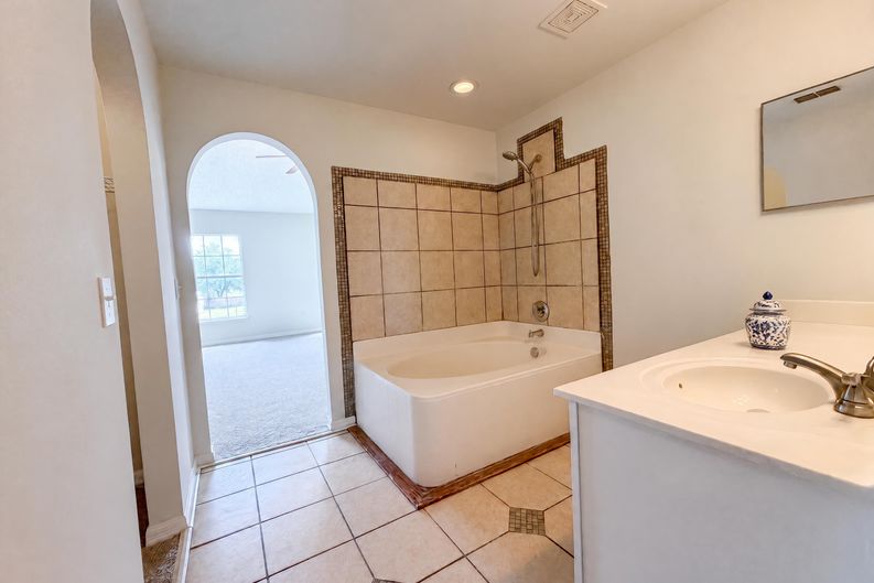 Photo 22 of 26 of 2158 Willesdon Dr W, Jacksonville, FL