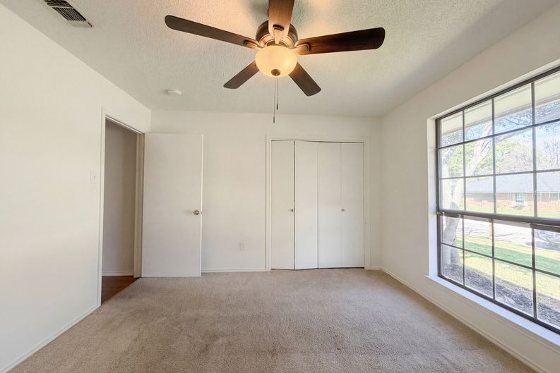 Photo 4 of 19 of 5120 Red River Dr, Arlington, TX