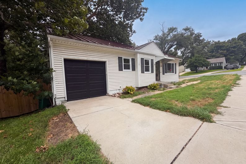 Photo 11 of 22 of 5419 Roe Blvd, Roeland Park, KS