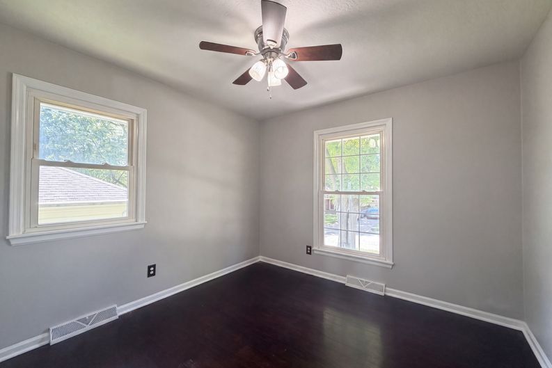 Photo 8 of 21 of 3809 S Drumm Ave, Independence, MO