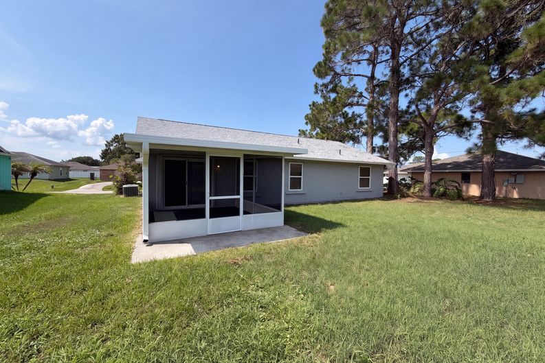 Photo 25 of 28 of 1061 Hunt St NW, Palm Bay, FL