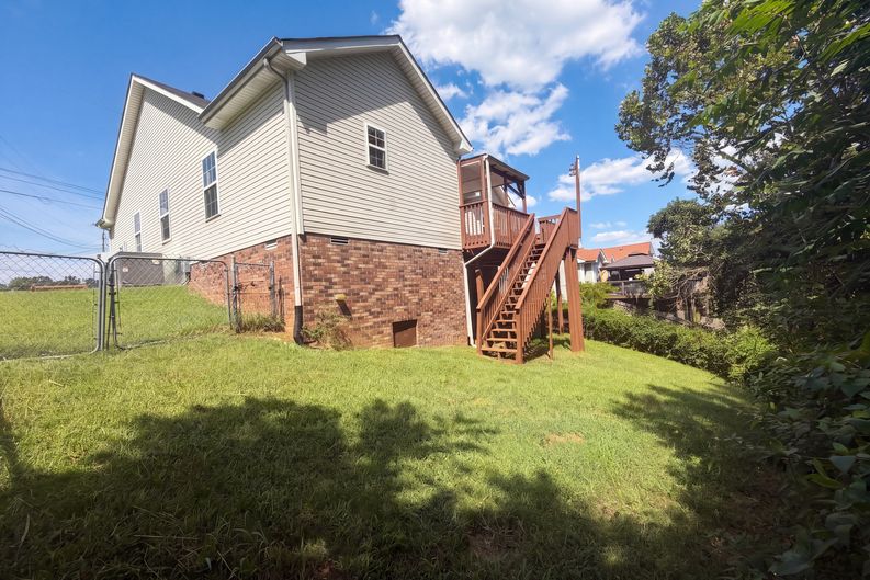 Photo 5 of 24 of 3148 Brook Hill Dr, Clarksville, TN