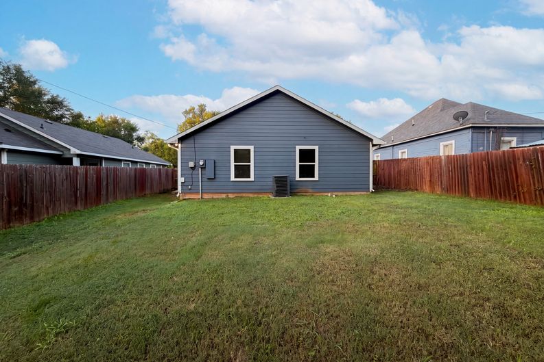 Photo 15 of 20 of 709 W Hull St, Denison, TX