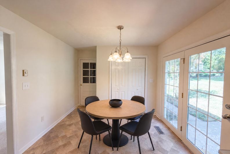 Photo 6 of 20 of 3221 Meadow Ln, Winston Salem, NC