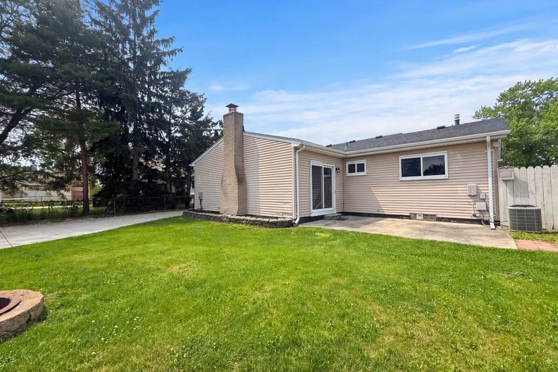 Photo 5 of 21 of 42195 Fairview Dr, Canton, MI