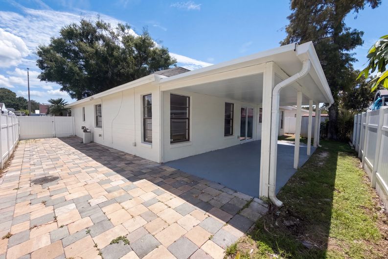 Photo 5 of 17 of 9507 Letterstone Ct, Tampa, FL
