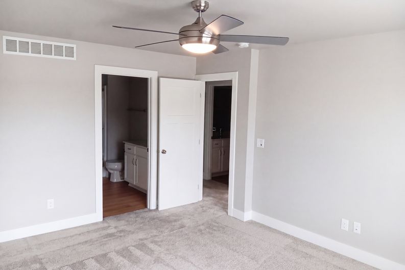 Photo 11 of 24 of 15215 Deerview Dr, Urbandale, IA