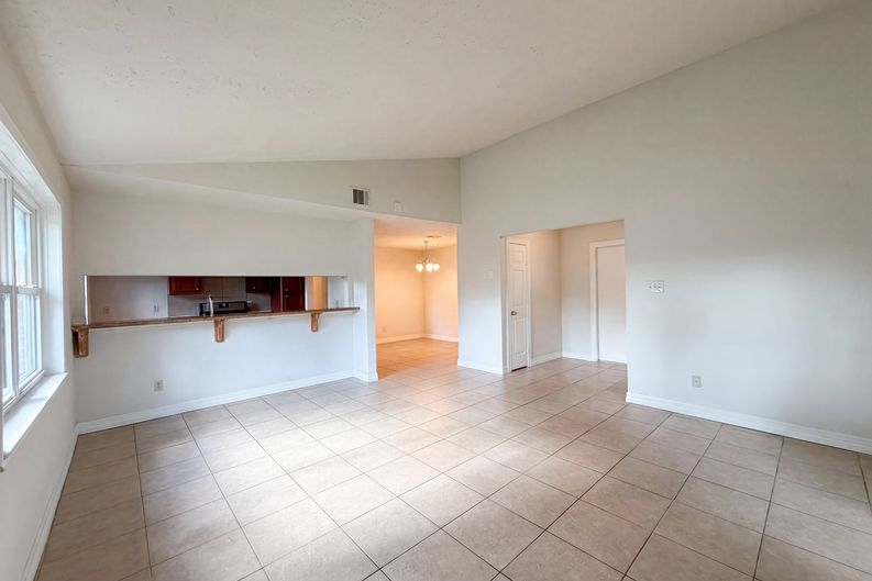Photo 3 of 17 of 703 Midland Ct, Houston, TX