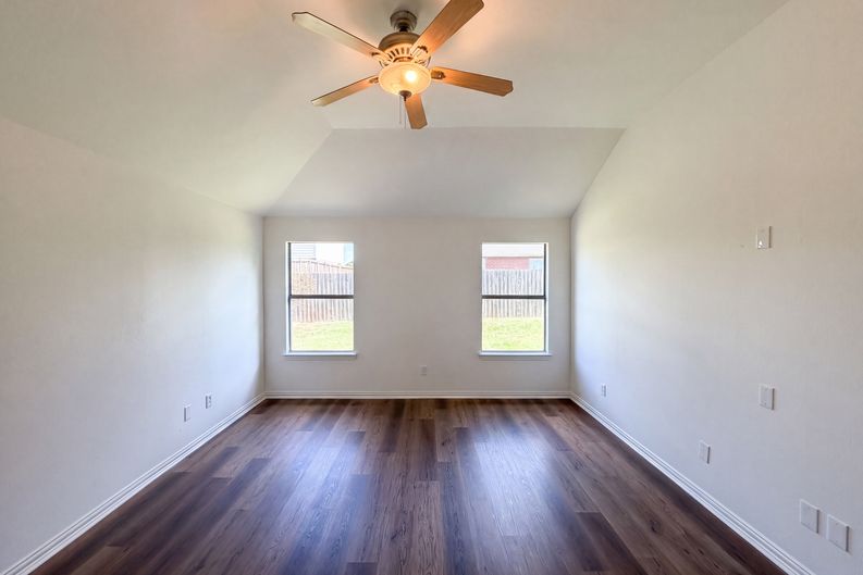 Photo 11 of 17 of 143 Pintail Ln, Sanger, TX