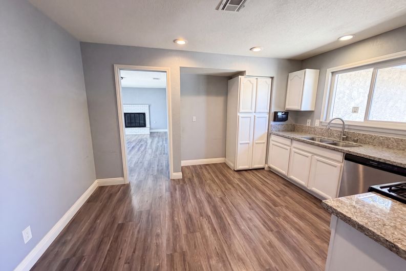 Photo 6 of 24 of 15929 La Verida Dr, Victorville, CA