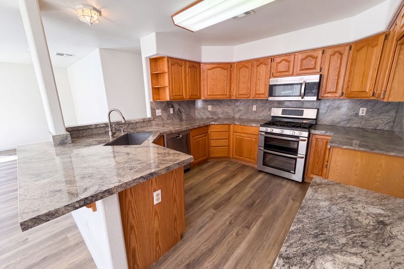 Photo 12 of 41 of 1917 Altivo Dr, Henderson, NV