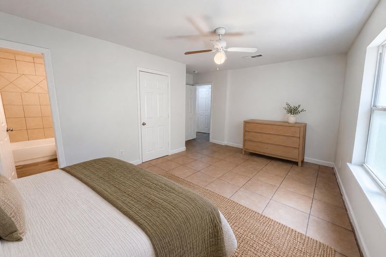 Photo 4 of 17 of 1322 E Waco Ave, Dallas, TX