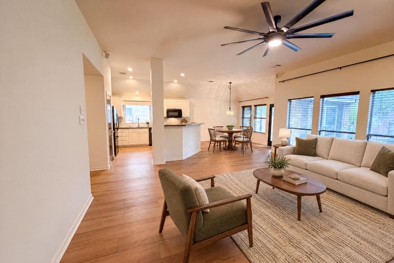 Photo 6 of 22 of 13804 Long Shadow Dr, Manor, TX