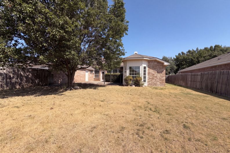 Photo 5 of 24 of 2915 Olympia Dr, Grand Prairie, TX