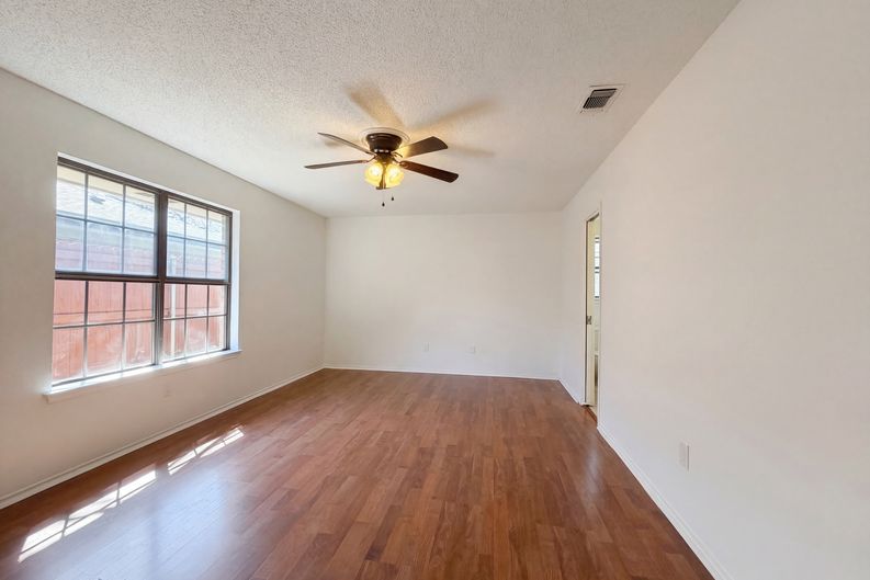 Photo 11 of 19 of 5120 Red River Dr, Arlington, TX