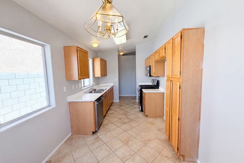 Photo 8 of 33 of 9121 Indian Breeze Dr, Las Vegas, NV