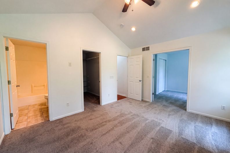 Photo 4 of 20 of 7476 Hampton Ln, Shakopee, MN