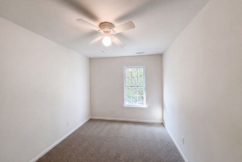 Photo 11 of 17 of 10933 Pointer Ridge Dr, Charlotte, NC