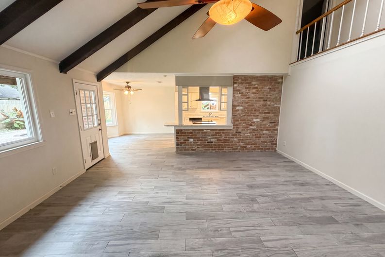 Photo 7 of 23 of 5116 E Bayou Dr, Dickinson, TX
