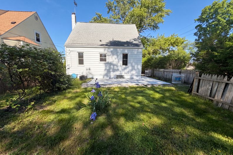 Photo 5 of 28 of 492 Algene St, Lake Orion, MI